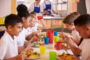 Volta às aulas e alimentação escolar: quais cuidados os serviços de alimentação devem redobrar?